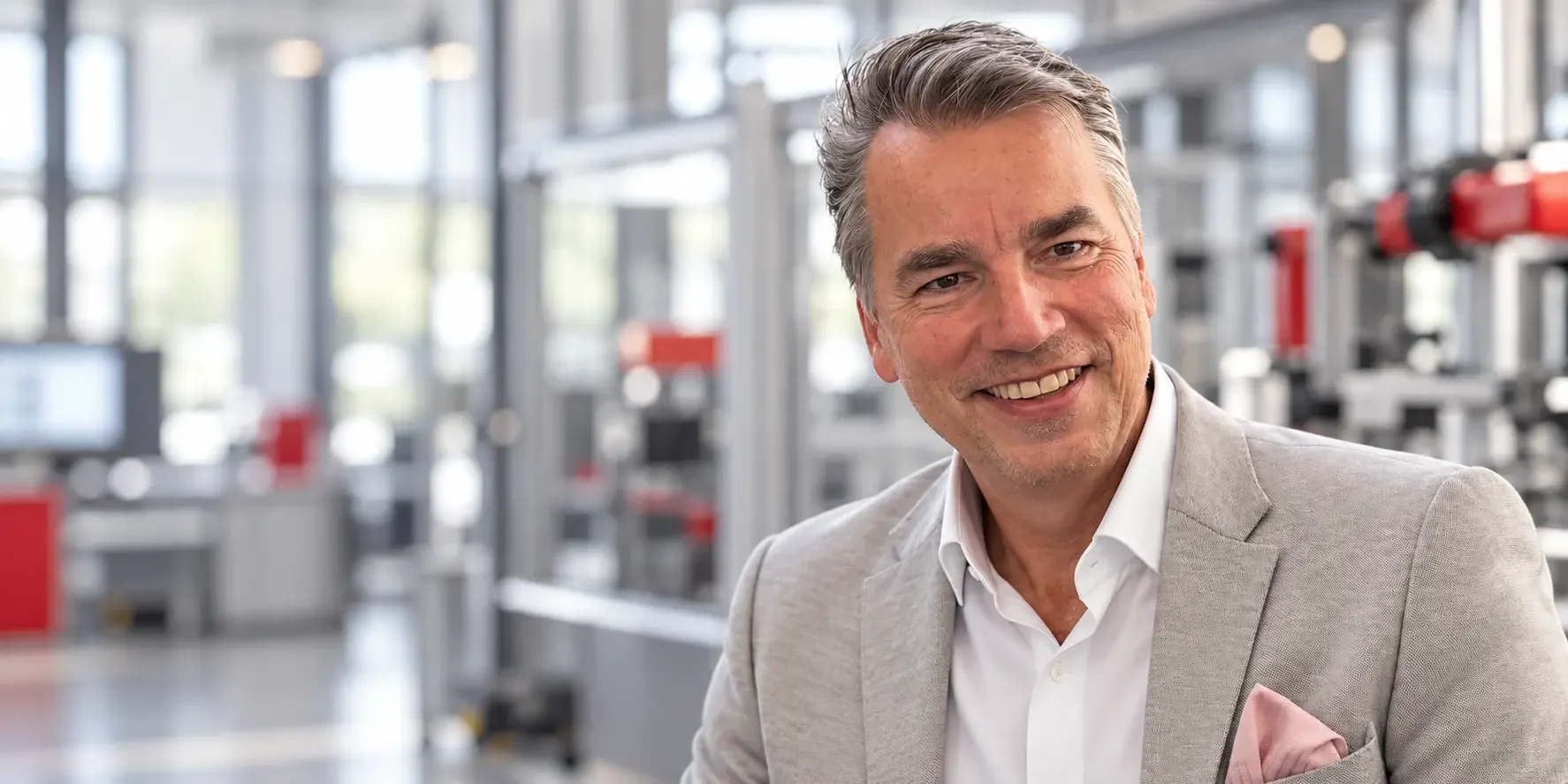 Markus Lindner in einer modernen Maschinenbau-Fertigungshalle